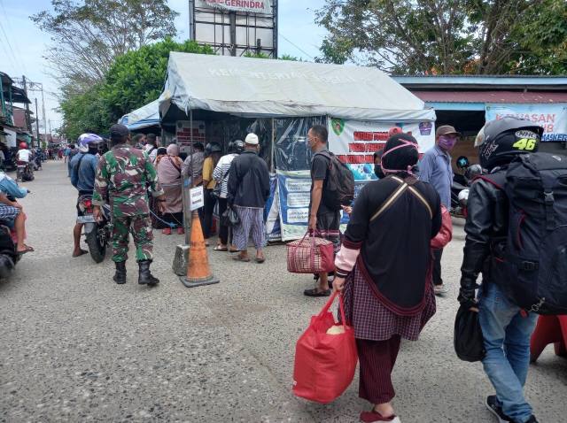 Sehari Jelang Larangan Mudik, Pelabuhan Penyebrangan Dipadati Pengguna Jasa