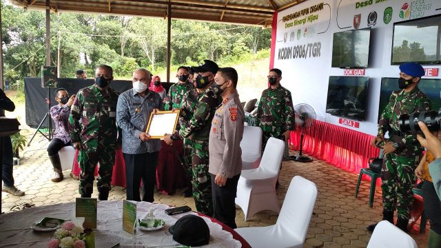 Isran Beri Penghargaan ke Dandim Tenggarong Berkat Inovasi Ketahanan Pangan
