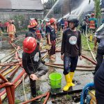Rumah Bangsalan Terbakar, Mobil Relawan PMK Tabrak Toko