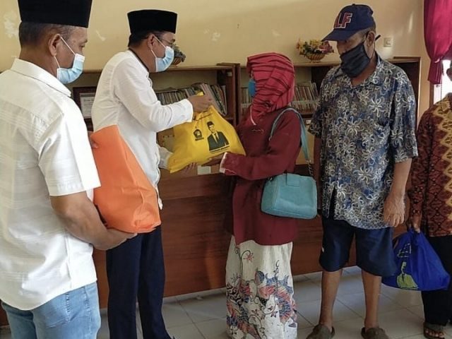 Alif Bagikan Paket Sembako kepada Warga 4 Kecamatan