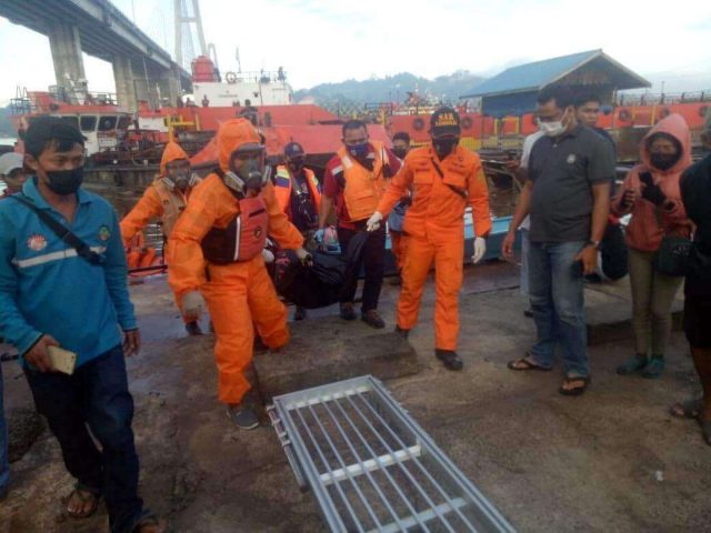 Pria yang Meloncat dari Jembatan Mahkota II Hanyut 800 Meter, Jasad Mengapung