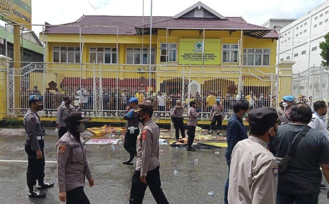 Aksi Di Depan Kantor DPD Golkar Kaltim Berakhir Ricuh
