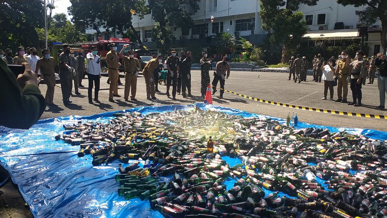Andi Harun Musnahkan Ribuan Botol Miras