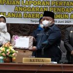 Bupati Sri Juniarsih Serahkan LPJ APBD 2020 ke Ketua DPRD Berau