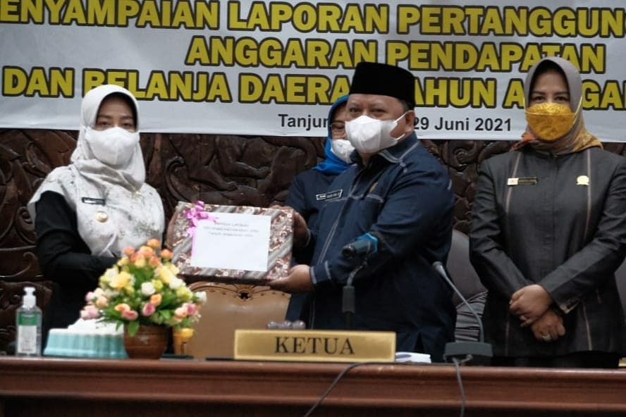 Bupati Sri Juniarsih Serahkan LPJ APBD 2020 ke Ketua DPRD Berau