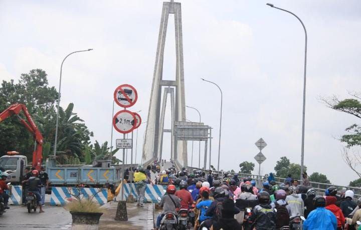 Dibuka Kembali, Mahkota II Berganti Nama Jembatan Achmad Amins