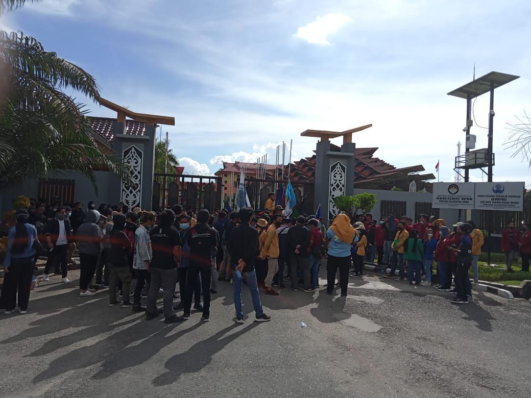 Dukung KPK, Puluhan Mahasiswa Demo DPRD Kaltim
