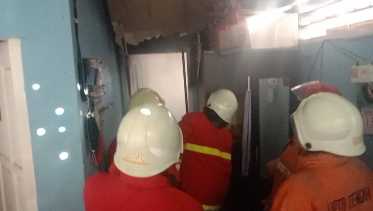 Gudang Rumah Kos Keluarkan Asap, Warga Panik
