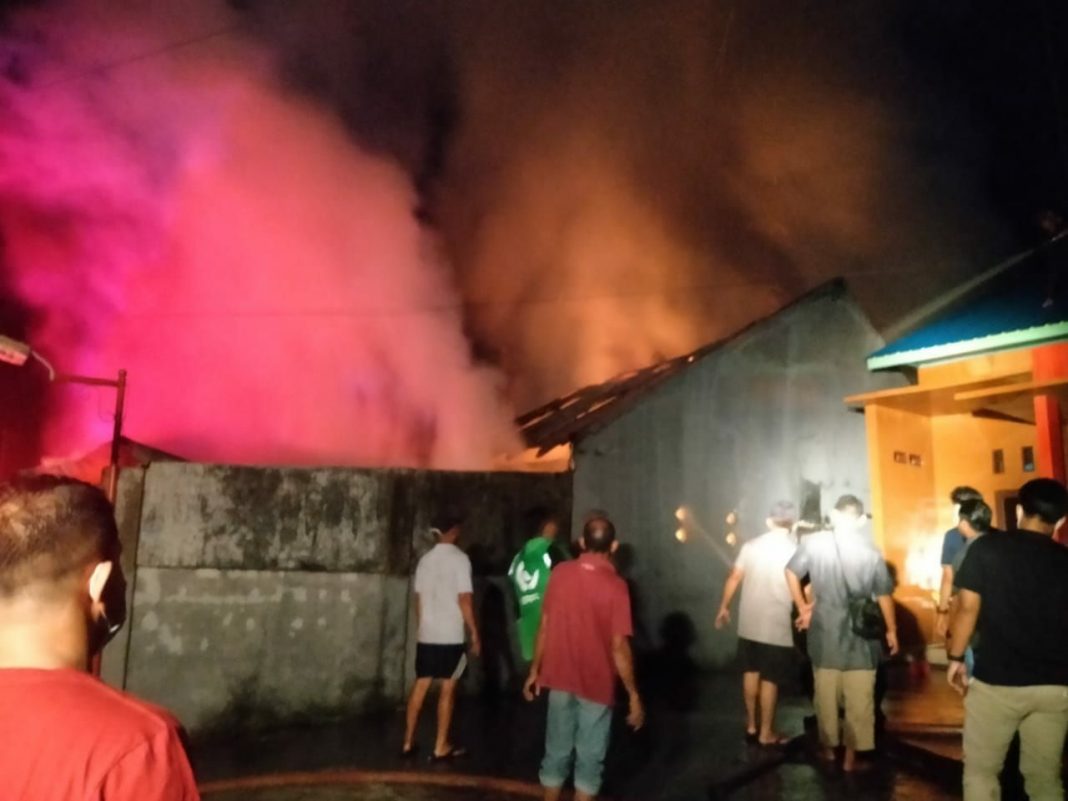 Rumah Sekaligus Gudang Dagangan Plastik Terbakar, Pemilik Terluka