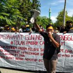 Tolak Pabrik Sawit, Masyarakat Gunung Sari Gunakan Ikat Kepala Kuning