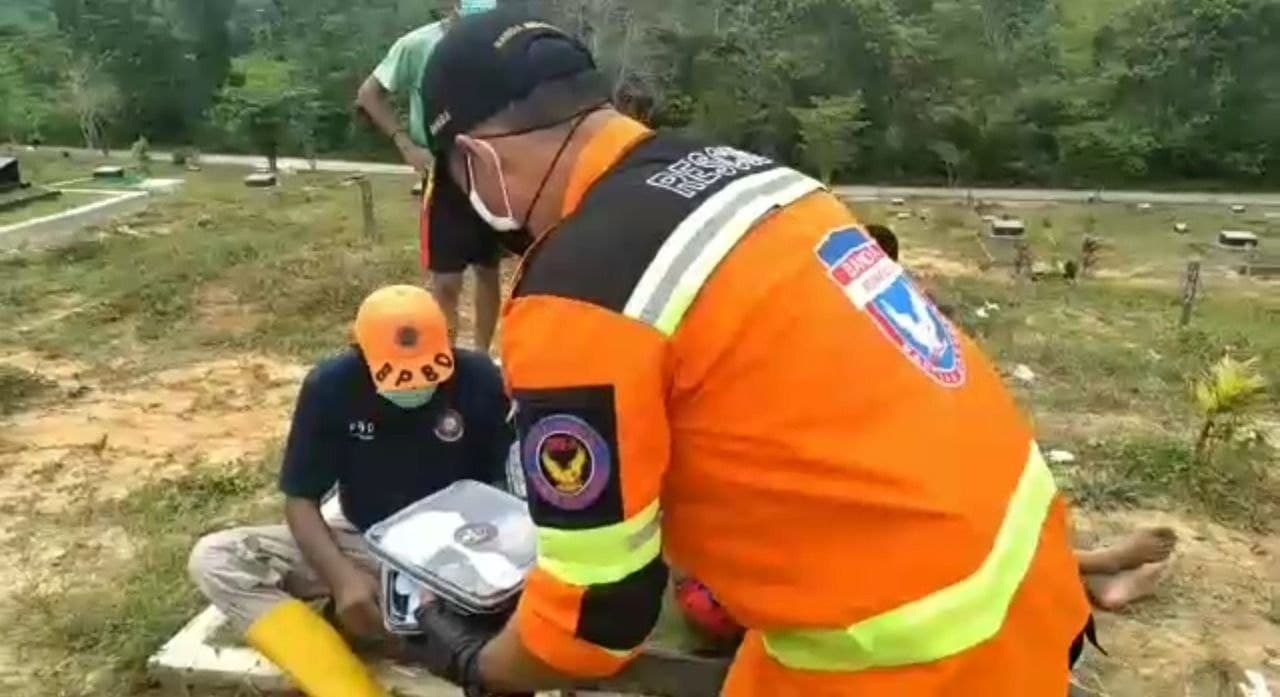 Relawan Banda Indonesia Bagikan Makanan untuk Petugas Pemakaman COVID-19