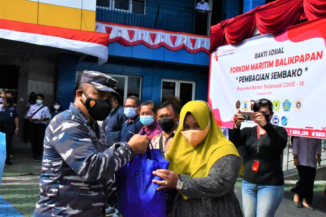 Lanal Balikpapan Bersama Forkom Maritim Laksanakan Bakti Sosial