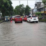Pengendara Enggan Terobos Banjir, Macet Panjang di Kebun Sayur