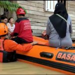 Terjebak Banjir, 10 Balita dan 5 Lansia Dievakuasi Petugas