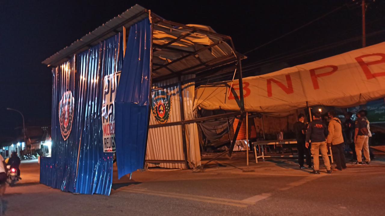 Bilik Disinfektan Kendaraan Hancur Dihantam Truk Tronton