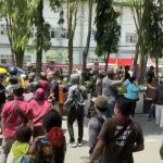 Warga Berebut Kaos dari Presiden Joko Widodo