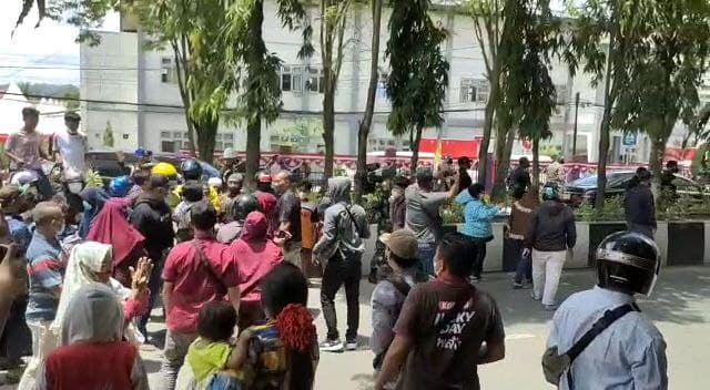 Warga Berebut Kaos dari Presiden Joko Widodo