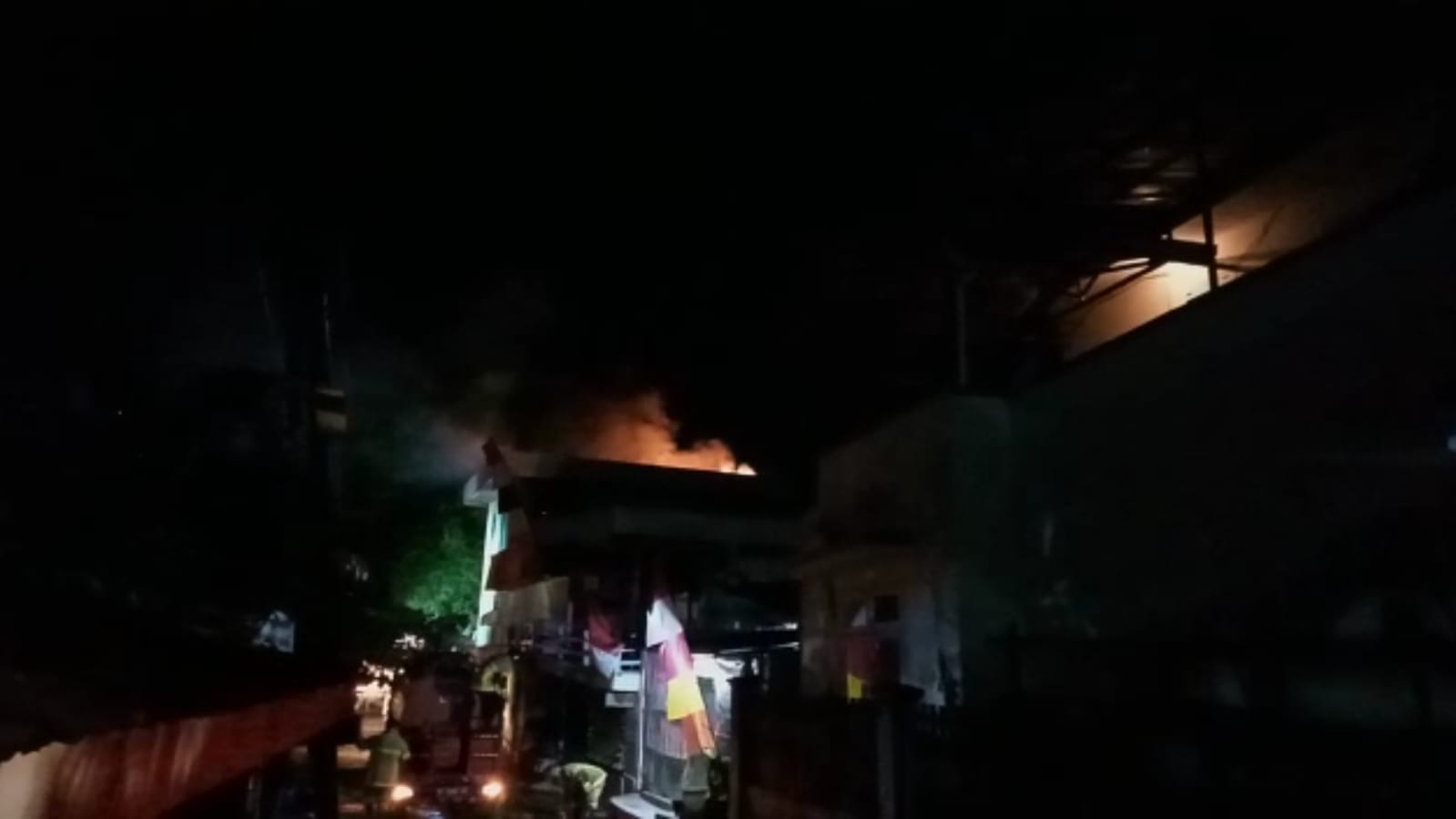 Warga Dengar Ledakan, Rumah Dua Lantai Terbakar