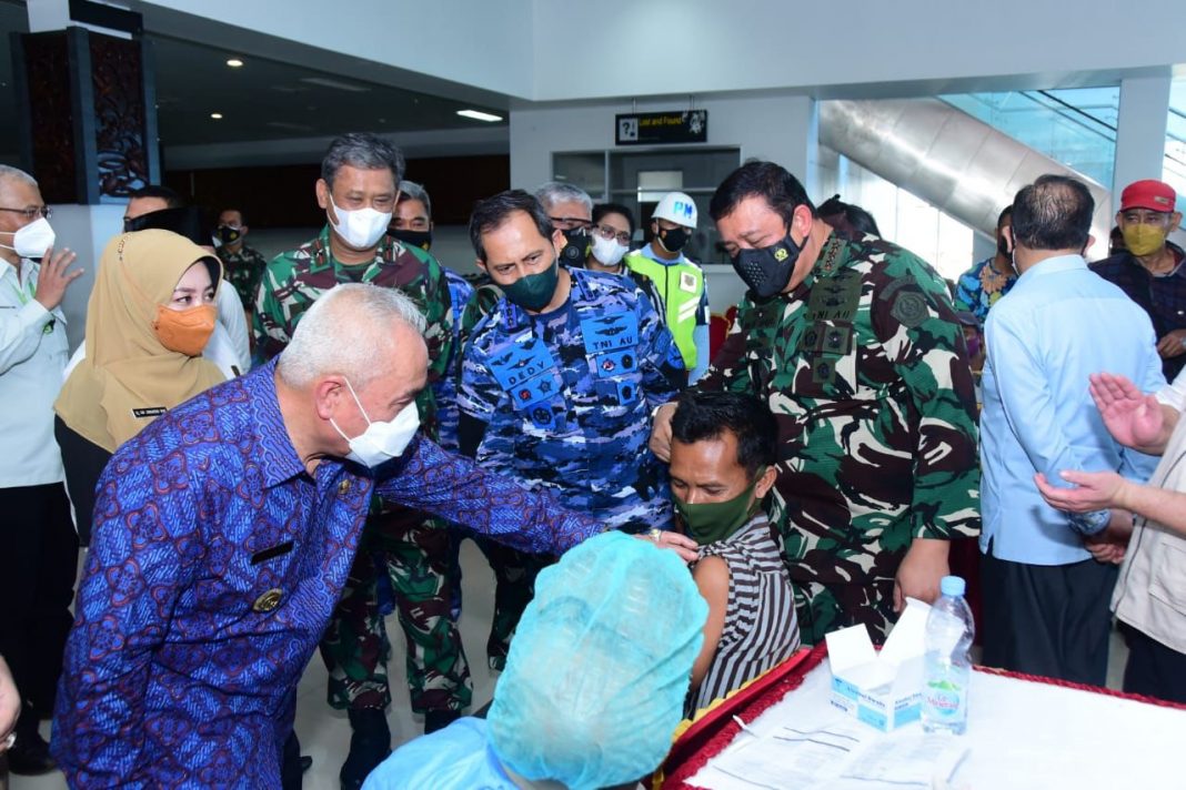 Panglima TNI Apresiasi Serbuan Vaksinasi TNI AU di Kaltim