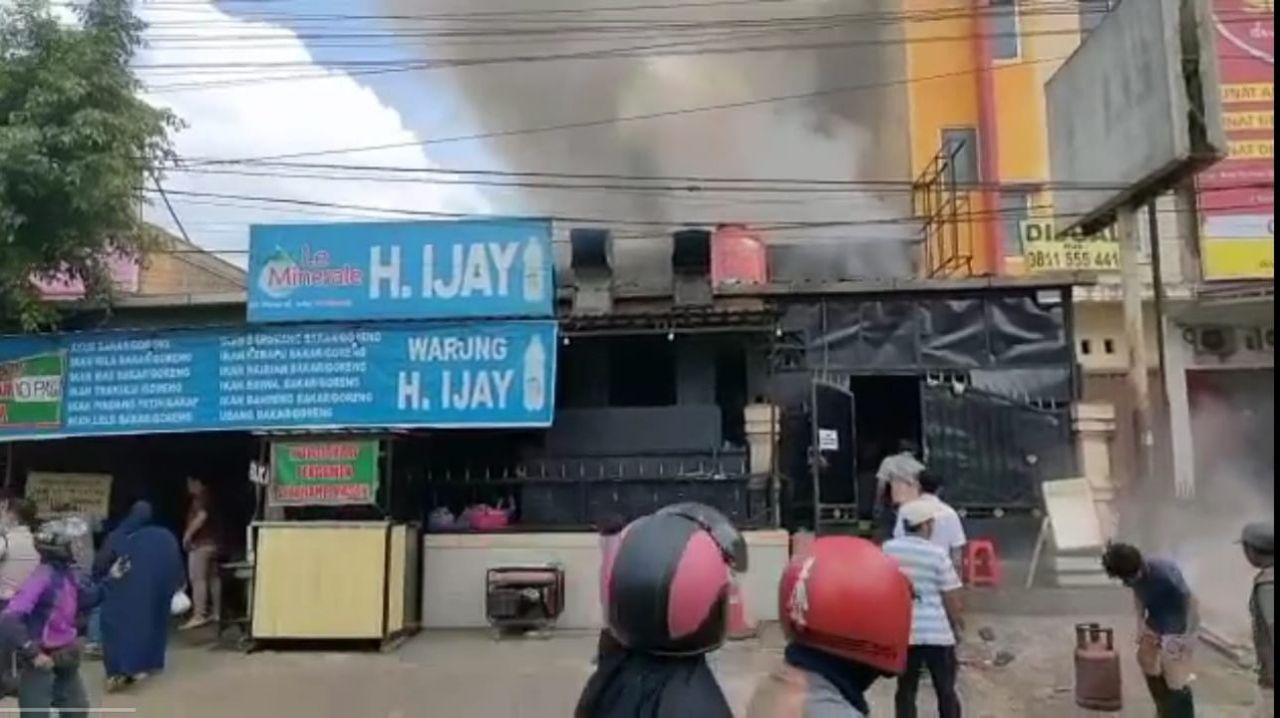 6 Karyawan Luka Bakar Saat Warung Makan Ini Dilalap Api