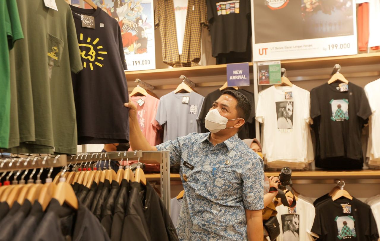 Toko Pertama Uniqlo Dibuka Andi Harun, Intip Promo Menariknya