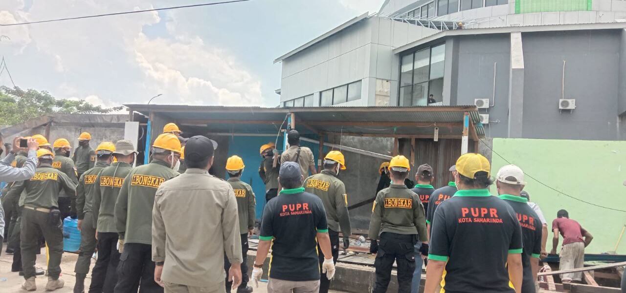 Bangun di Atas Drainase, Dinas PUPR Kota Samarinda Bongkar 33 Kios di Gang Ahim