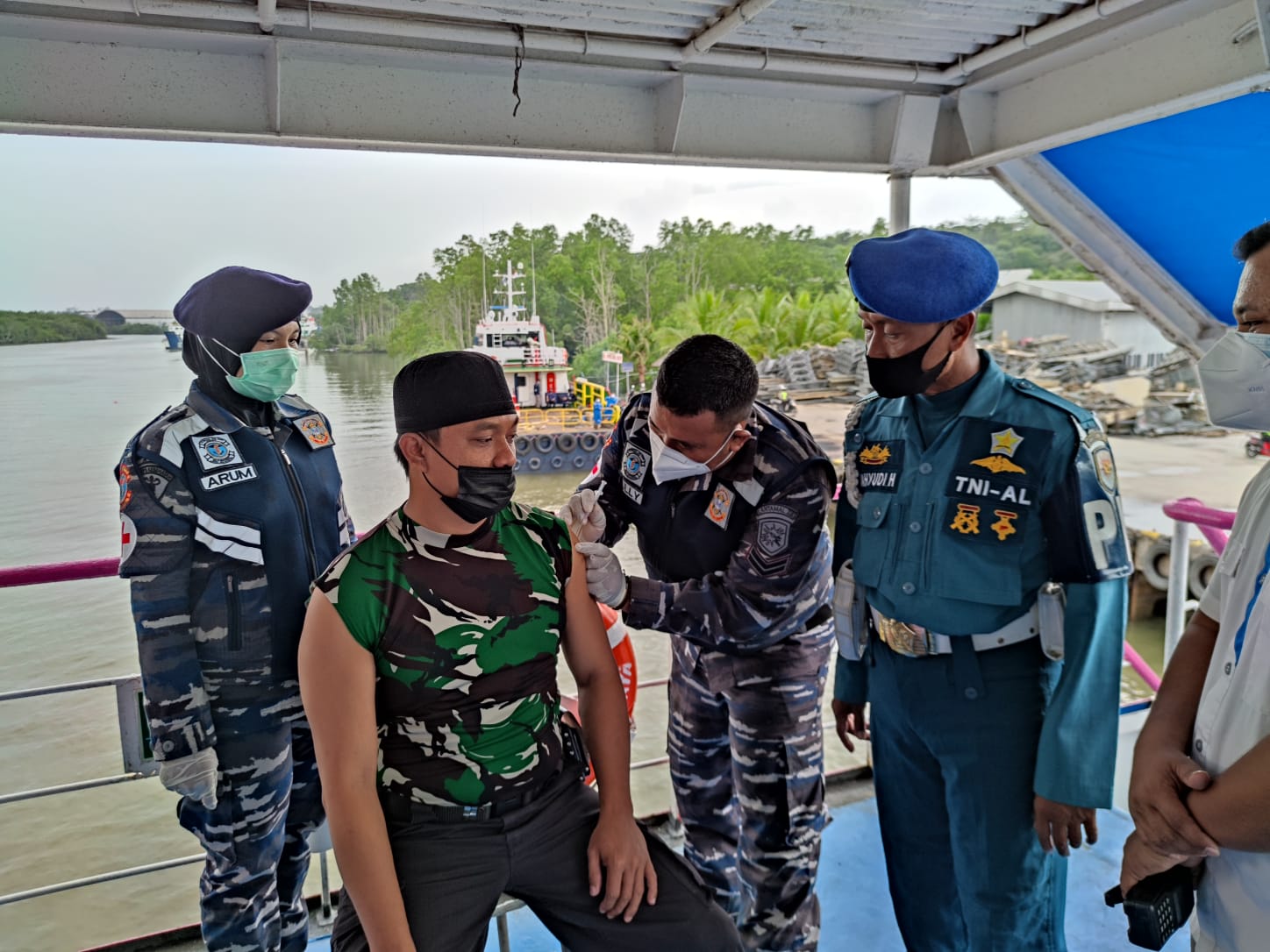 Penumpang Kapal Feri “Diserbu” TNI AL