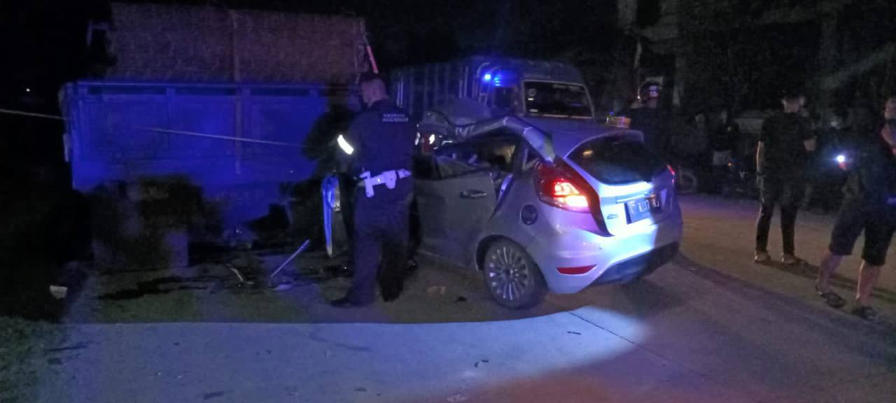 Duarrr! Ford Fiesta Seruduk Truk Antre Solar, Satu Tewas