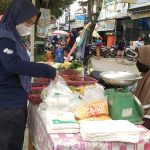 Pasar Terendam, Pedagang Pindah ke Jalan, Warga "Nyetok" Bahan Pokok