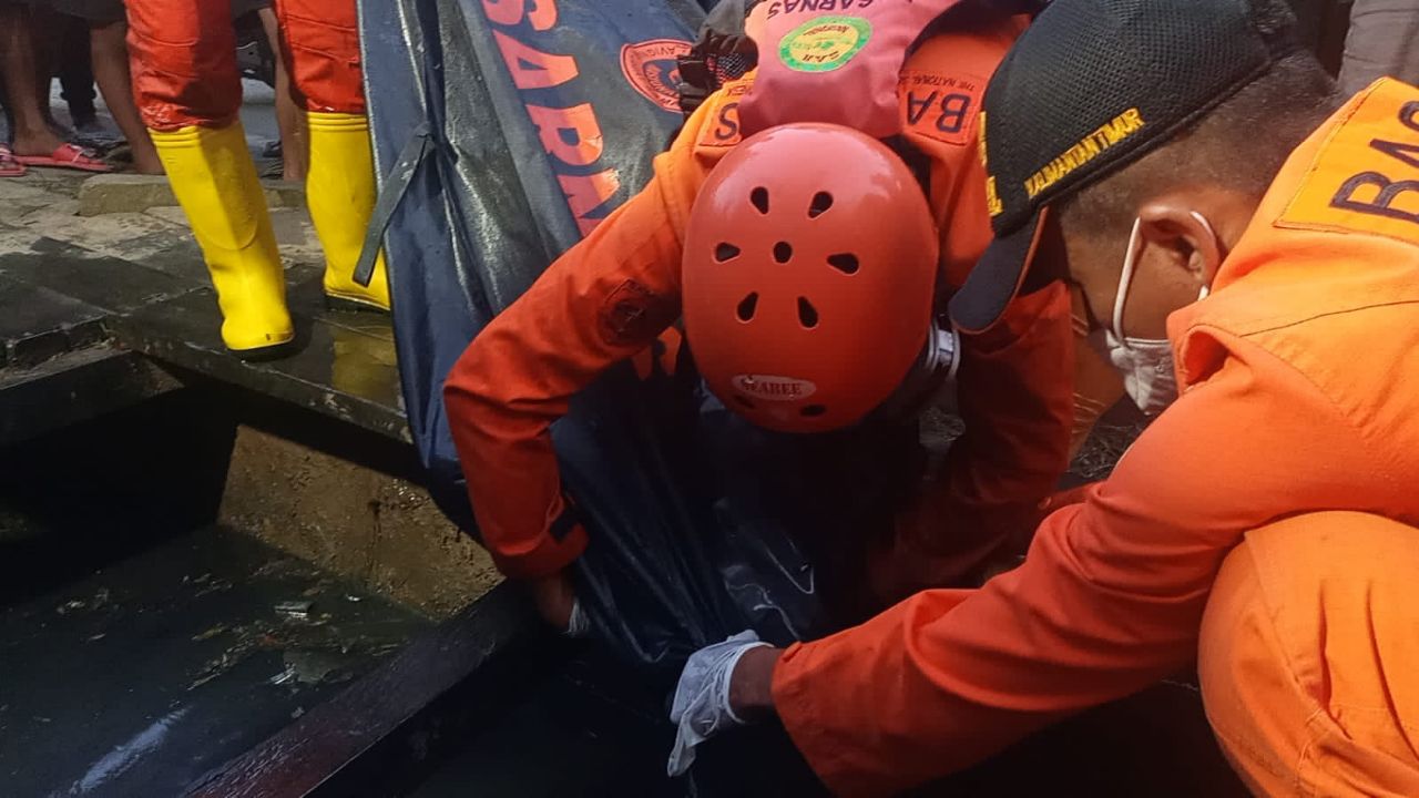 Bocah yang Bermain Banjir Itu Hanyut 80 Meter di Dalam Parit