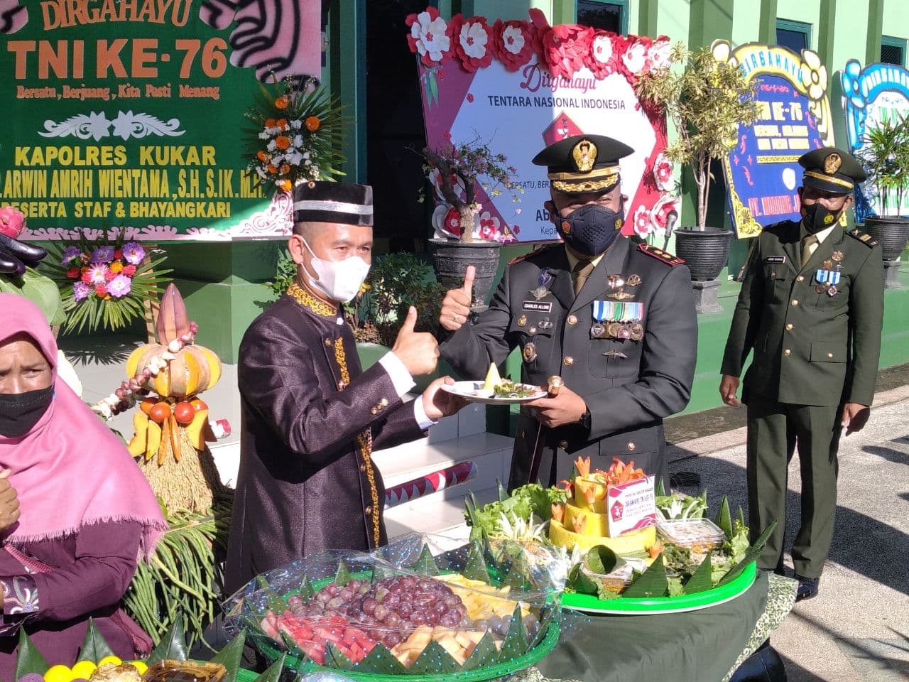 HUT TNI ke-76, Kodim Kukar Dapat Hadiah Hasil Panen Rakyat