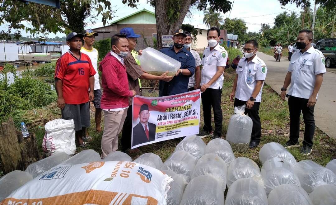 Ketua DPRD Kukar Beri Bantuan Perikanan di Desa Perjiwa