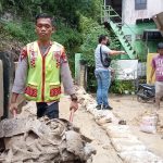 Rumah Diterjang Banjir Lumpur, Pembersihan Pakai Alat Seadanya