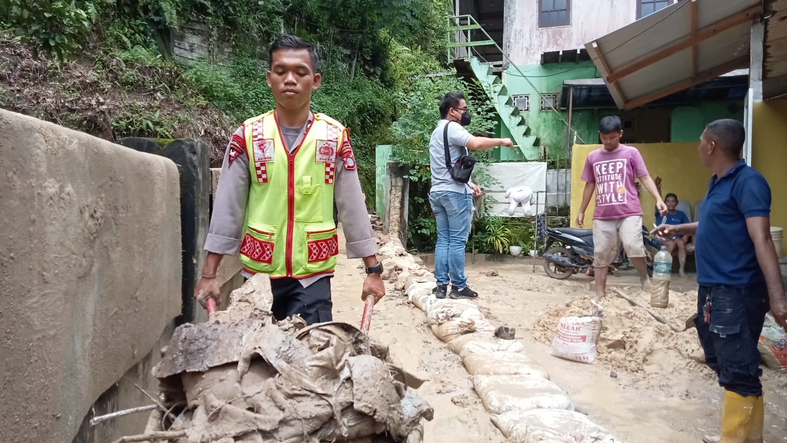 Rumah Diterjang Banjir Lumpur, Pembersihan Pakai Alat Seadanya