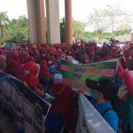 Ratusan 'Emak-Emak' Geruduk DPRD dan Kantor Bupati