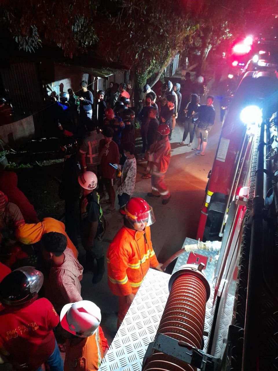 Rumah Kosong Terbakar, Warga Panik di Tengah Malam