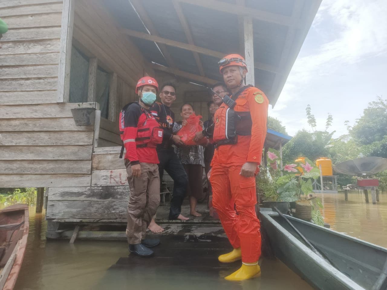 Banjir Surut, Pengungsi Kembali ke Rumah