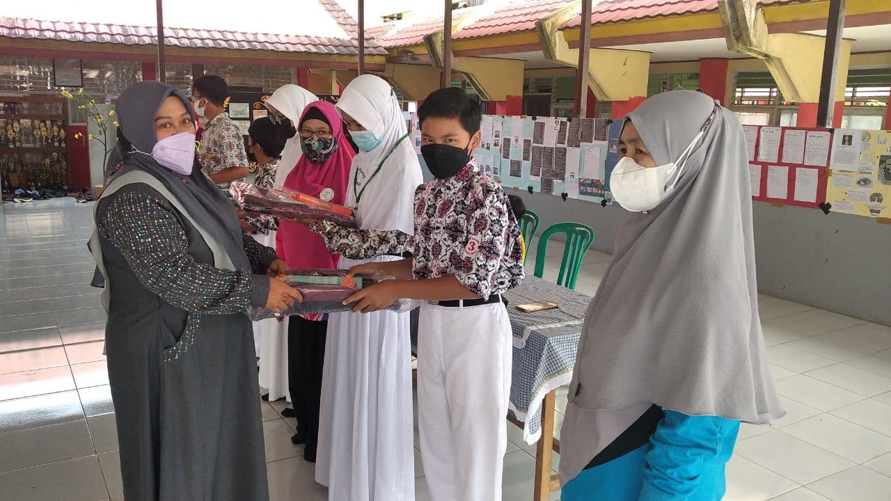 60 Siswa SMPN 3 Tenggarong Kategori Prasejahtera Terima Bantuan