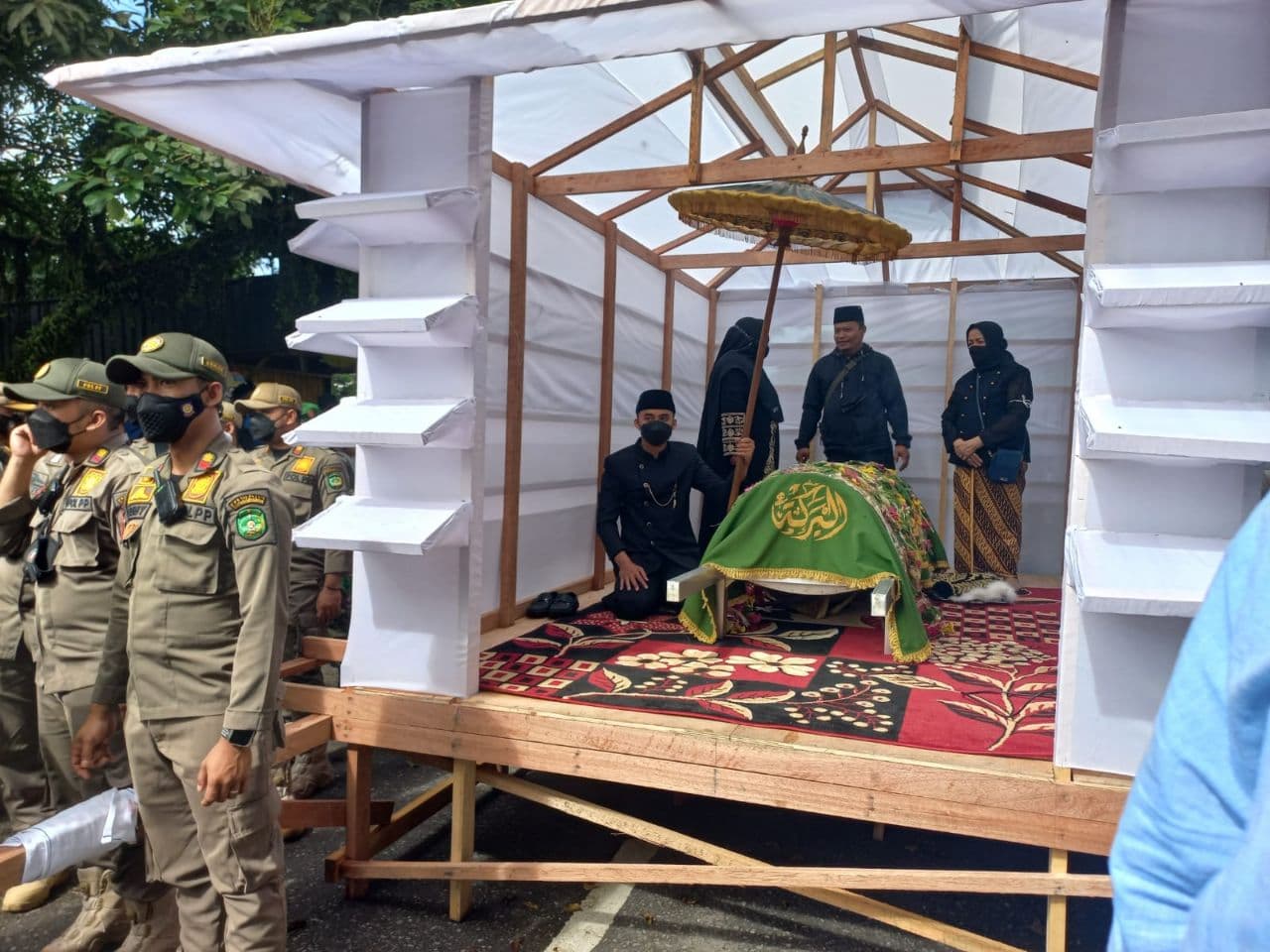 Adji Ratoe Prabu Ningrat Dimakamkan dengan Prosesi Adat Kesultanan