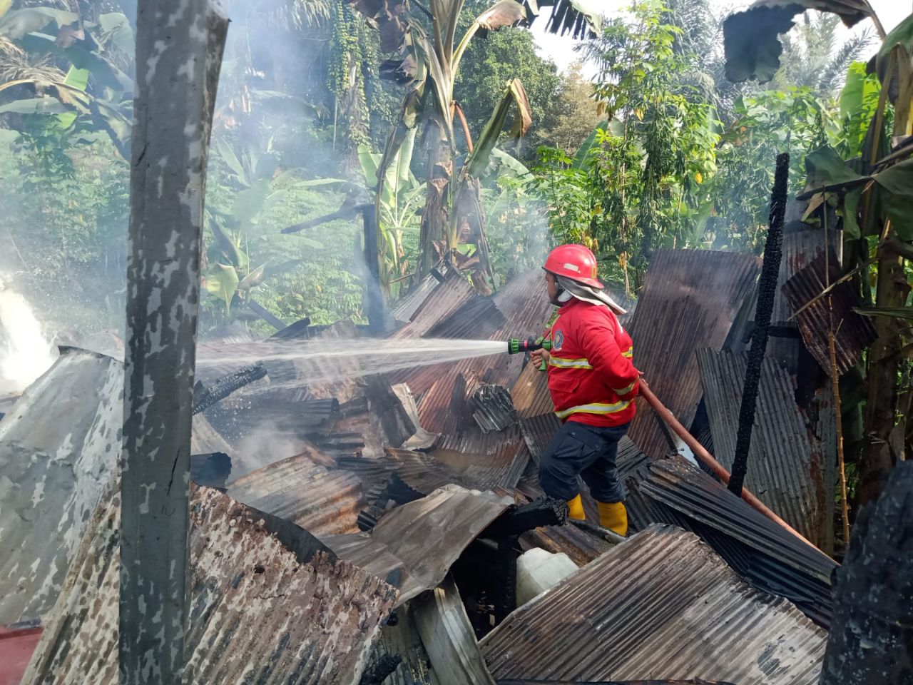 Rumah Kayu di SMPN 8 Samarinda Terbakar