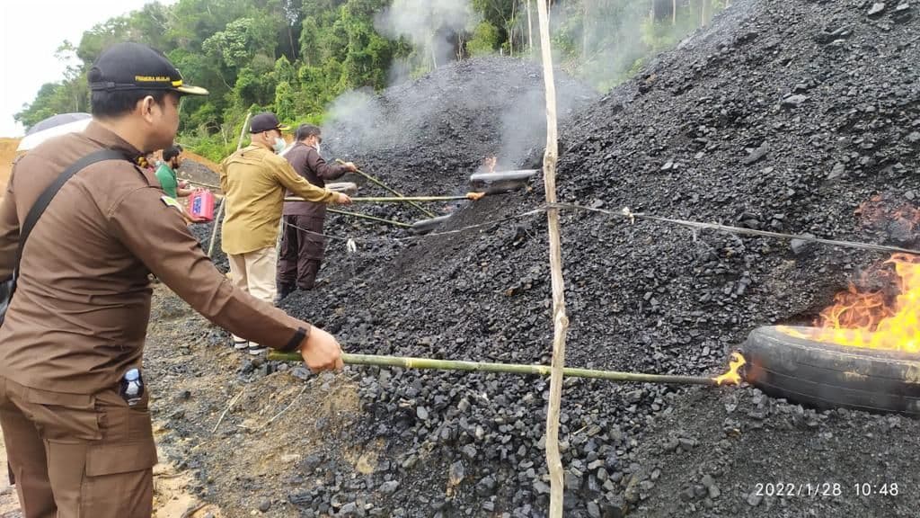 Kejari Kukar Bakar Ratusan Ton "Emas Hitam"