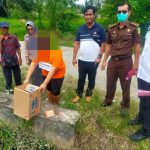 Reka Ulang Adegan Membuang Bayi, Perempuan Ini Terlihat Sedih