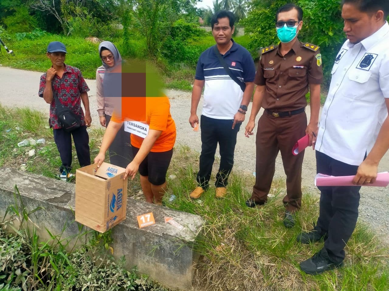 Reka Ulang Adegan Membuang Bayi, Perempuan Ini Terlihat Sedih