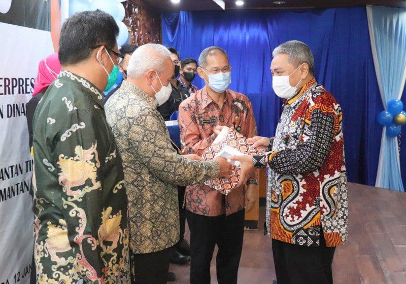 Sekdaprov dan Asisten Administrasi Umum Terima Penghargaan PNS Berprestasi