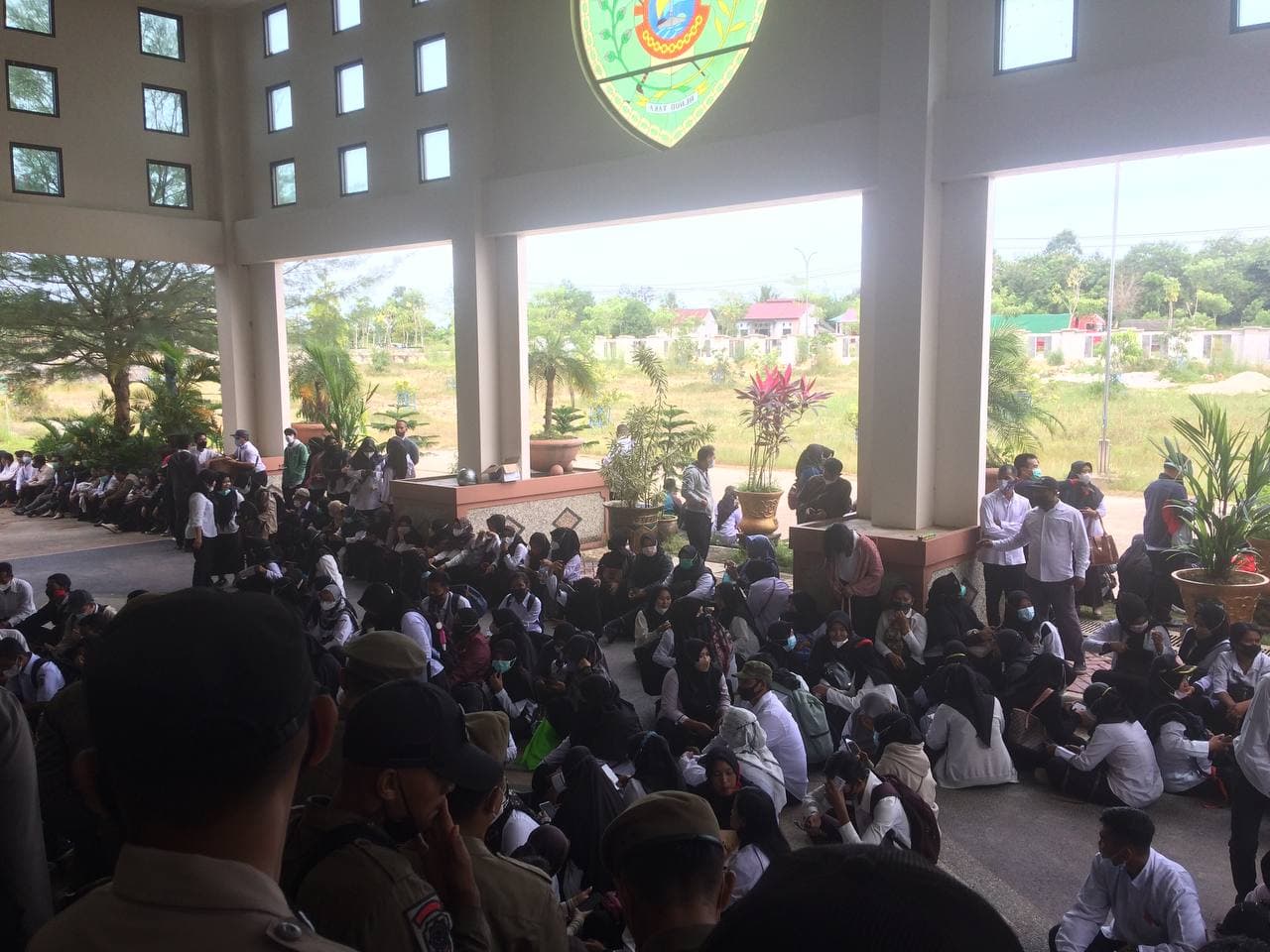 Tuntut Gaji, Ratusan Guru Honorer Tongkrongi DPRD PPU