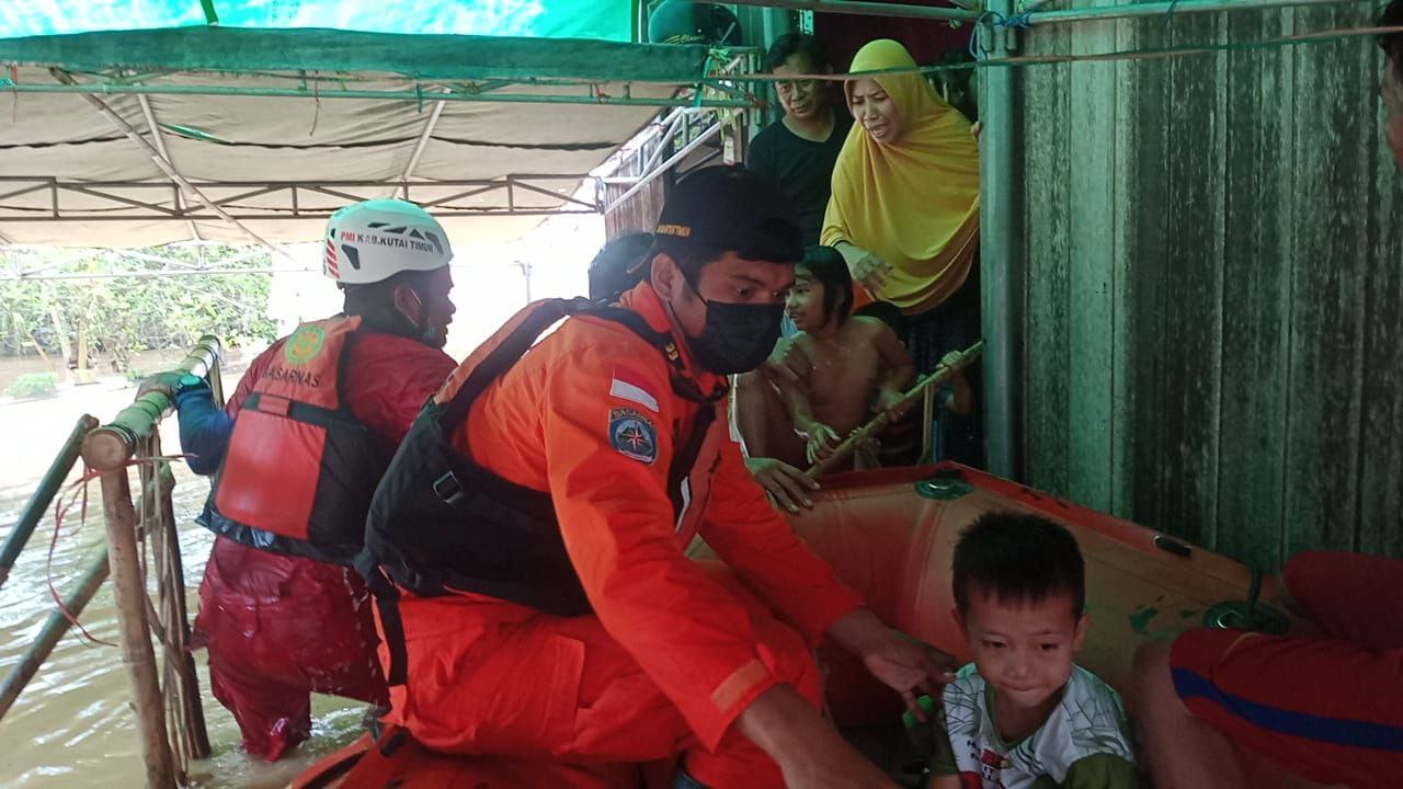 atusan Warga Kutai Timur Dievakuasi Akibat Banjir