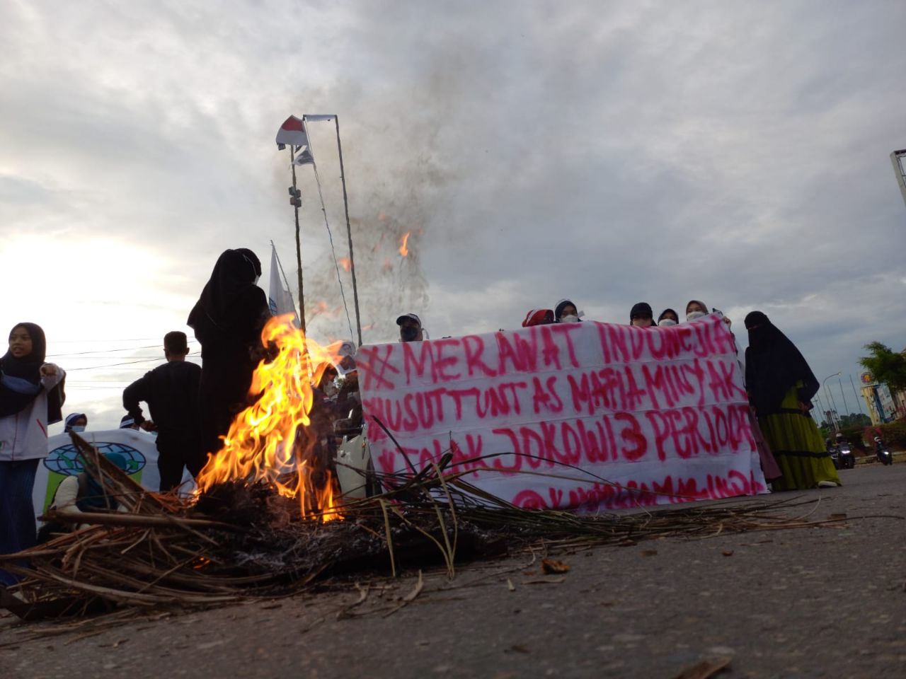 KAMMI Samarinda Bakar Tandan Sawit dan Turunkan Foto Presiden, Ini Pesannya
