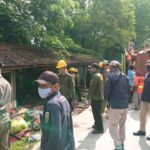 Satpol PP Bongkar 17 Bangunan PKL di Jalan Biola