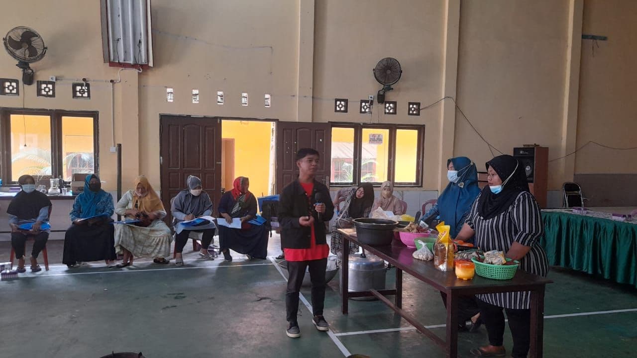 Perempuan di Desa Purwajaya Diajari Bikin Abon Lele