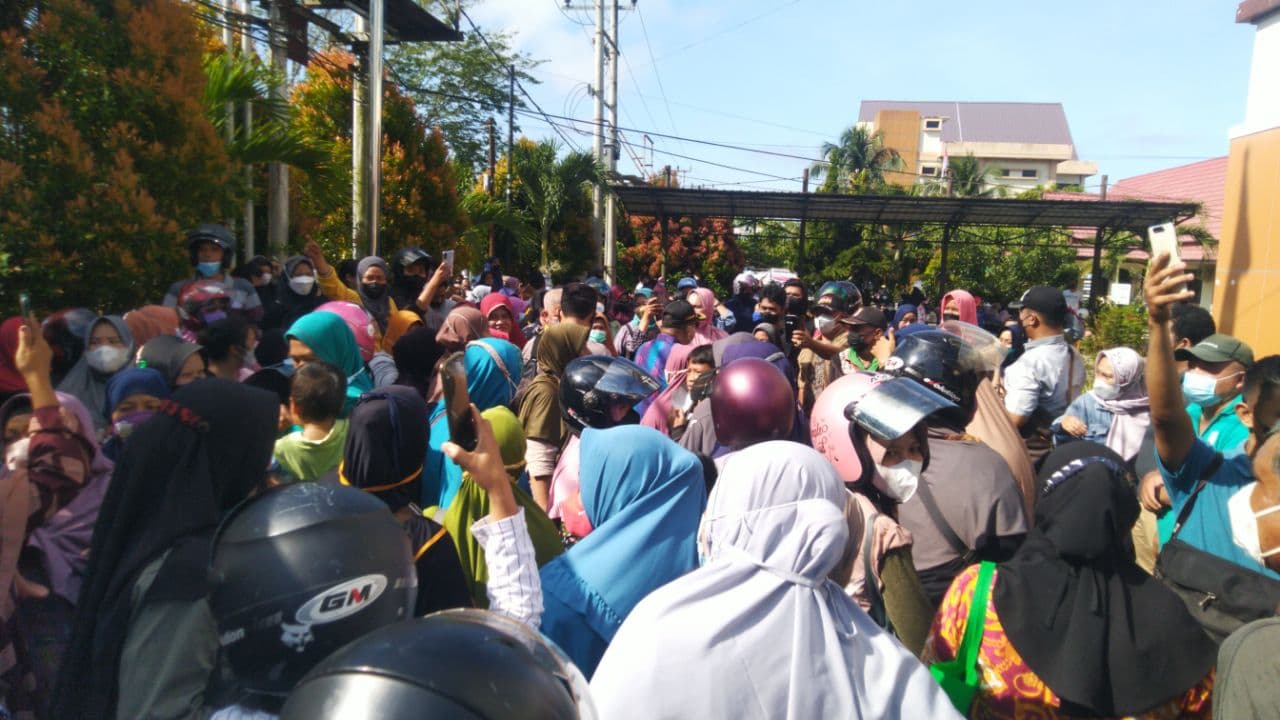 Emak-Emak Ricuh hingga Jatuh Pingsan, 1.000 Liter Minyak Goreng Ludes Kurang dari Sejam